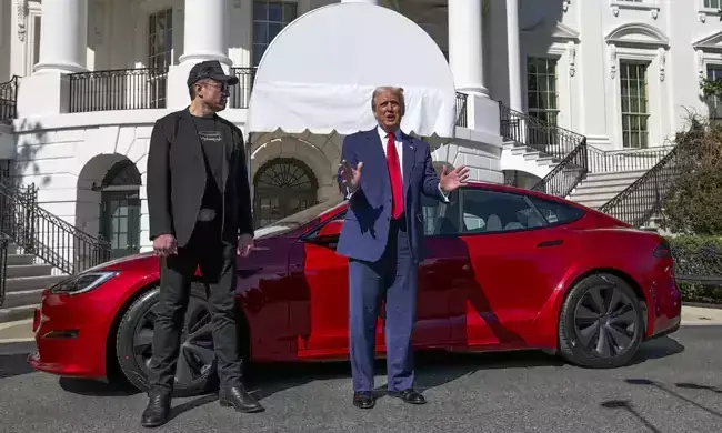 టెస్లా సంక్షోభం వేళ.. డిస్కౌంట్ వద్దని టెస్లా కారు కొన్న డొనాల్డ్ ట్రంప్..