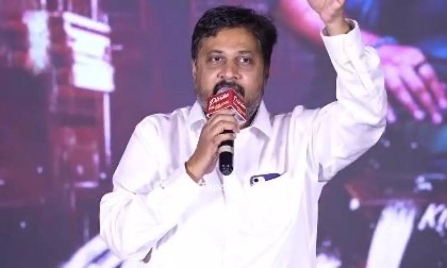 సినిమా ప్రమోషన్లలో కొత్త ట్రెండ్: హైప్ కోసం హద్దులు దాటుతున్నారా? సినిమా ప్రమోషన్లలో కొత్త ట్రెండ్: హైప్ కోసం హద్దులు దాటుతున్నారా?