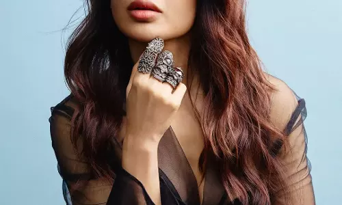 Samantha Fashion Icon with Timeless Elegance