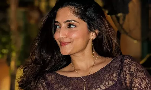 రెబా పాప మ్యాడ్ లుక్.. లెగ్స్ అందాలతో స్టన్నింగ్!