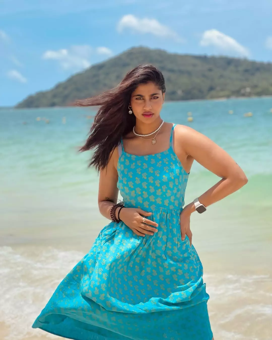 Shivani Narayanan Thicks The Right Box Shivani Narayanan Thicks The Right Box