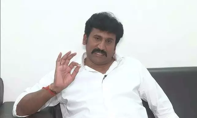 మహానటిలా నటిస్తూ హత్యలు చేయిస్తున్నావు : పరిటాలపై తోపుదుర్తి ఫైర్