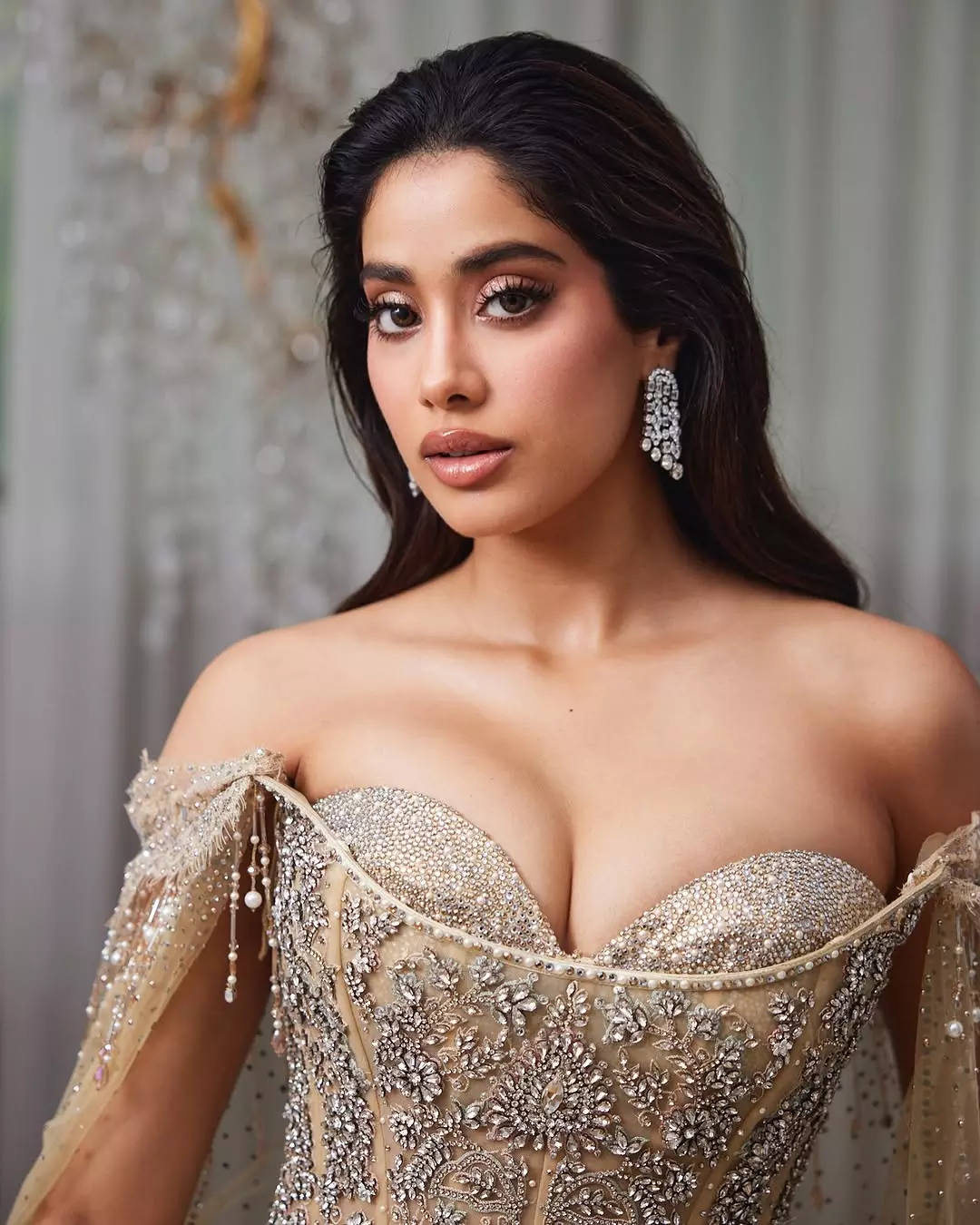 Janhvi Kapoor Keeps It Real with Every Look Janhvi Kapoor Keeps It Real with Every Look