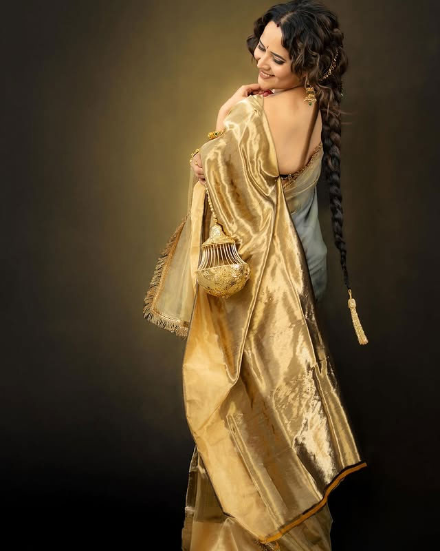 Fans Call Anasuya the Perfect Bangalir Choori in Her Latest Look