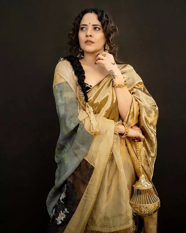 Fans Call Anasuya the Perfect Bangalir Choori in Her Latest Look Fans Call Anasuya the Perfect Bangalir Choori in Her Latest Look