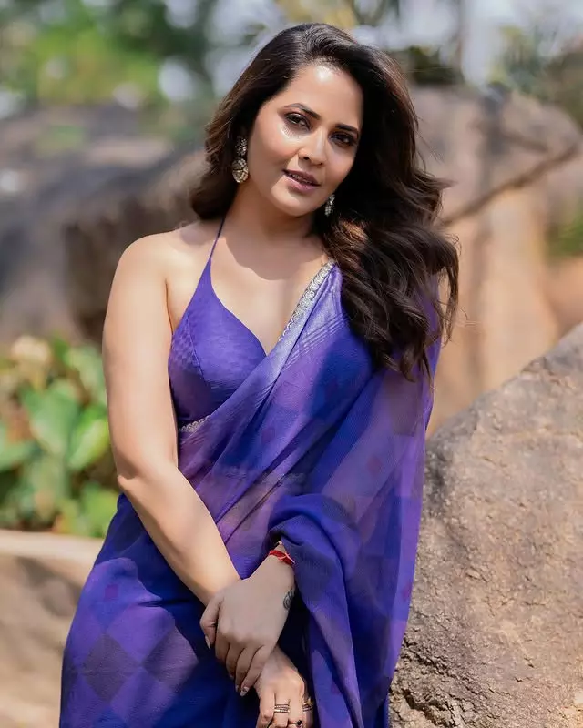 Fans Call Anasuya the Perfect Bangalir Choori in Her Latest Look Fans Call Anasuya the Perfect Bangalir Choori in Her Latest Look