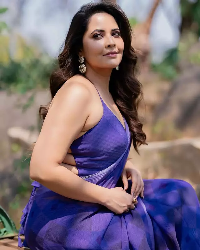 Fans Call Anasuya the Perfect Bangalir Choori in Her Latest Look Fans Call Anasuya the Perfect Bangalir Choori in Her Latest Look