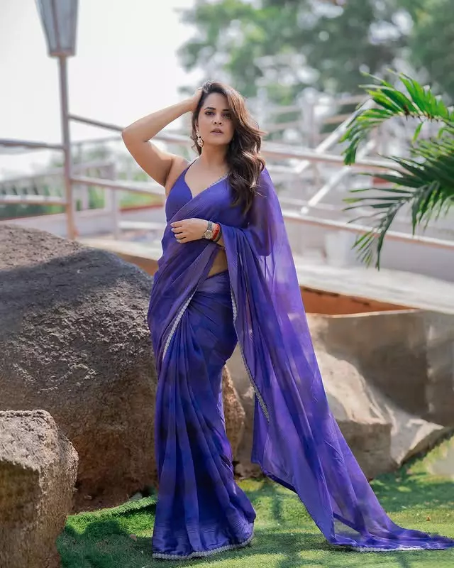 Fans Call Anasuya the Perfect Bangalir Choori in Her Latest Look Fans Call Anasuya the Perfect Bangalir Choori in Her Latest Look