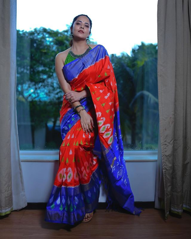 Fans Call Anasuya the Perfect Bangalir Choori in Her Latest Look Fans Call Anasuya the Perfect Bangalir Choori in Her Latest Look