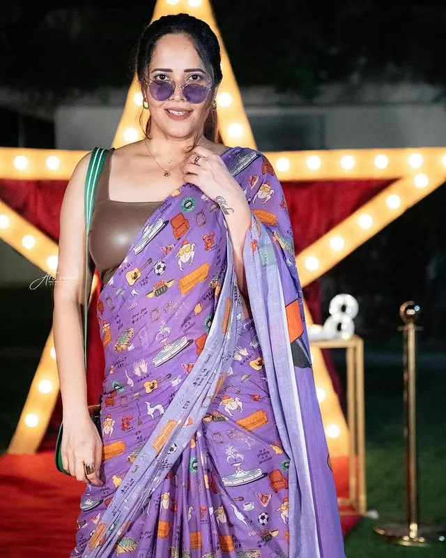 Fans Call Anasuya the Perfect Bangalir Choori in Her Latest Look Fans Call Anasuya the Perfect Bangalir Choori in Her Latest Look