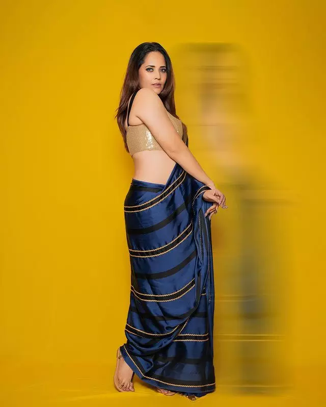 Fans Call Anasuya the Perfect Bangalir Choori in Her Latest Look