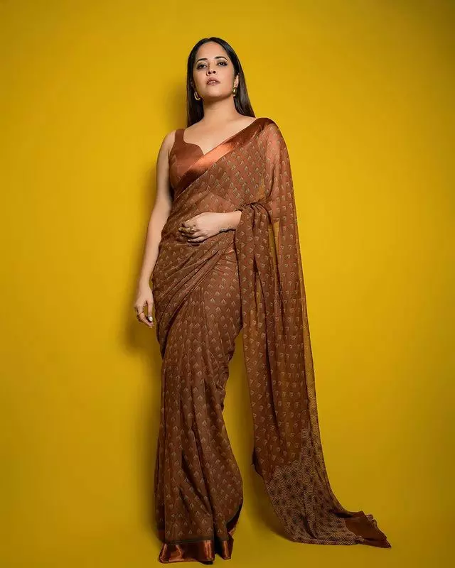 Fans Call Anasuya the Perfect Bangalir Choori in Her Latest Look