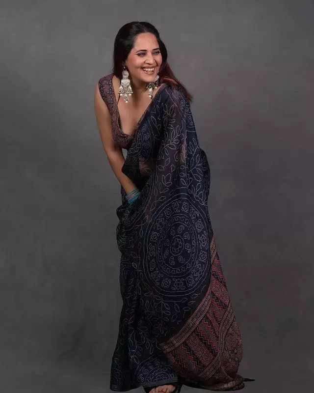 Fans Call Anasuya the Perfect Bangalir Choori in Her Latest Look Fans Call Anasuya the Perfect Bangalir Choori in Her Latest Look