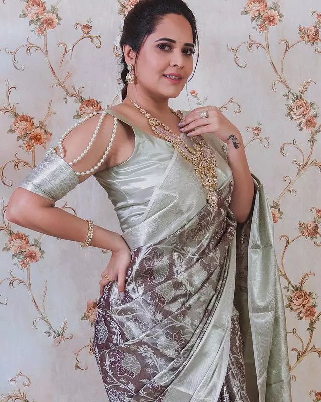 Fans Call Anasuya the Perfect Bangalir Choori in Her Latest Look