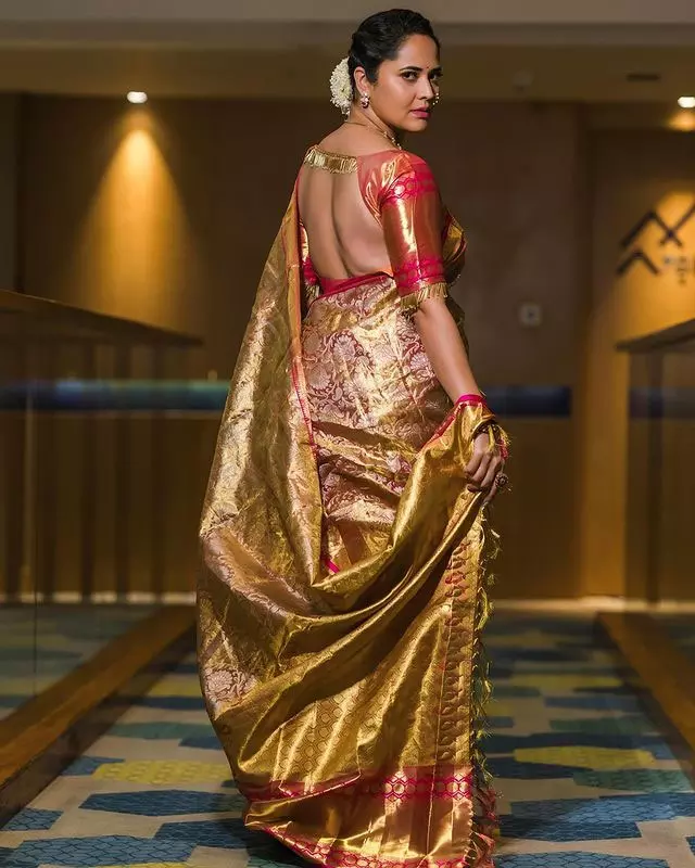 Fans Call Anasuya the Perfect Bangalir Choori in Her Latest Look Fans Call Anasuya the Perfect Bangalir Choori in Her Latest Look