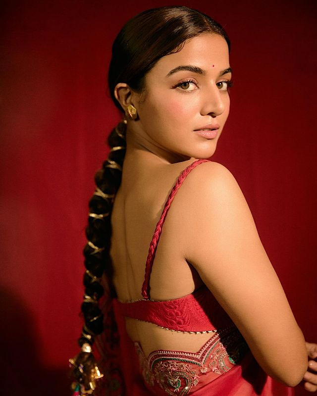 Wamiqa Gabbis stealing the show with just her smile