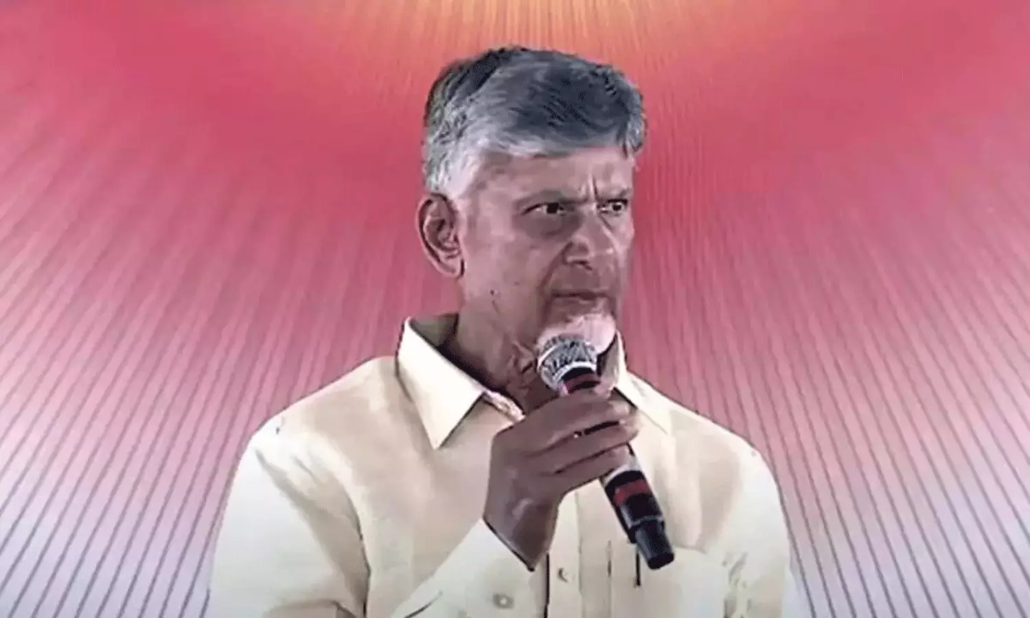 పీ-4: నేరుగా రంగంలోకి చంద్రబాబు పీ-4: నేరుగా రంగంలోకి చంద్రబాబు
