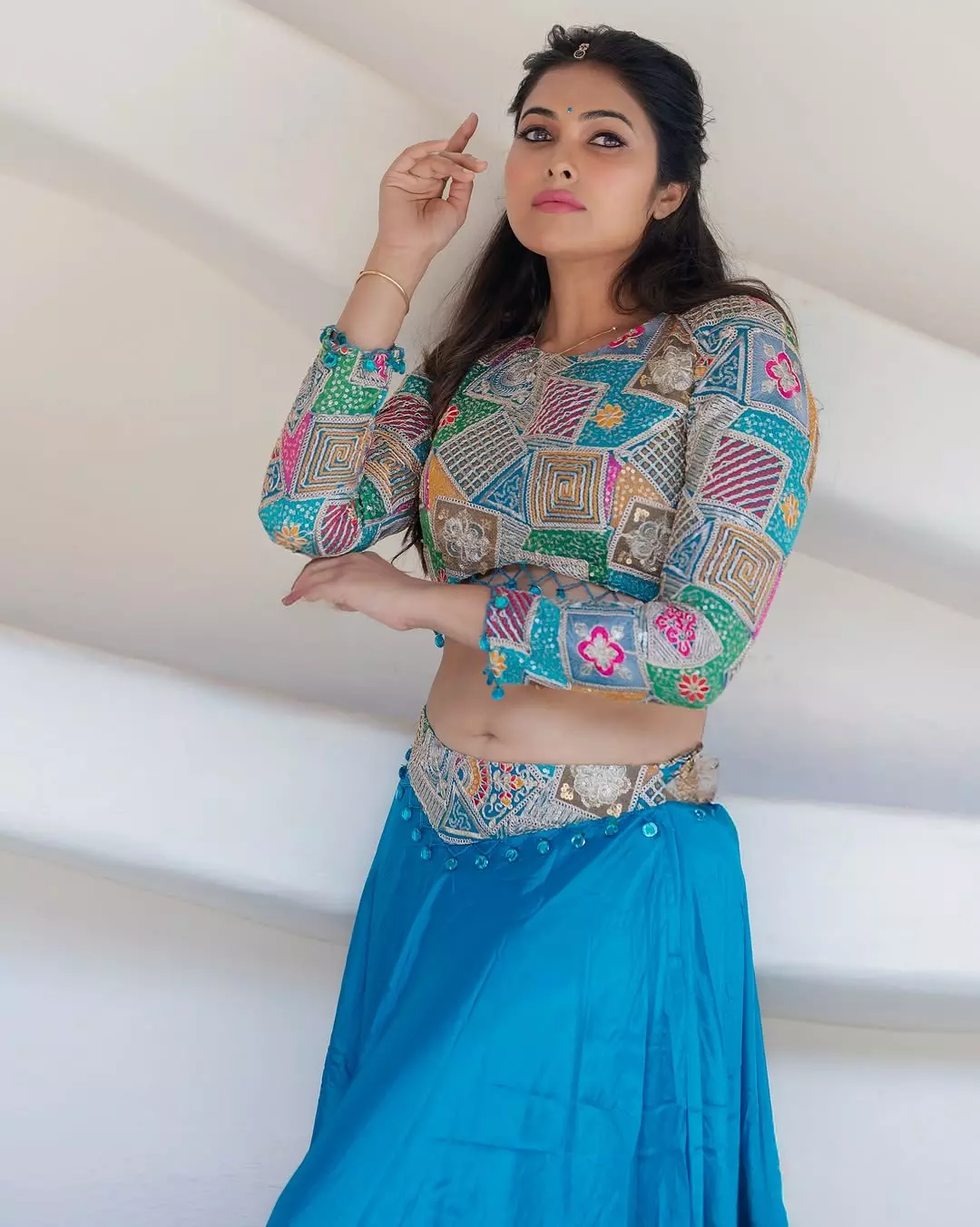 Divi�s Classy Look in Blue Lehenga Wins Hearts