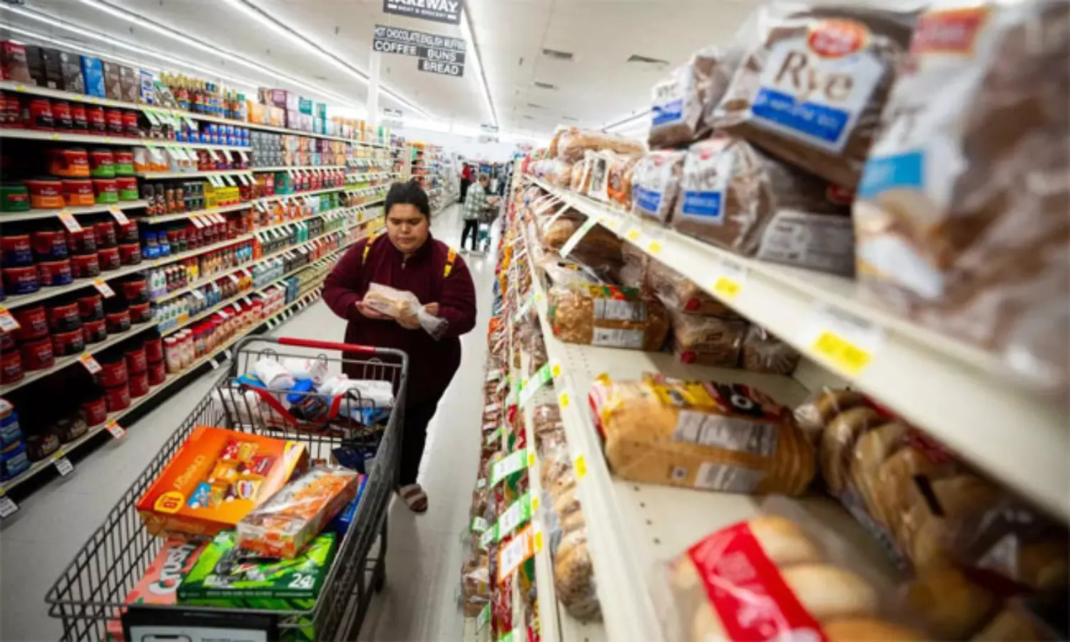 సూపర్ మార్కెట్లకు పరుగులు పెడుతున్న అమెరికా జనం..!