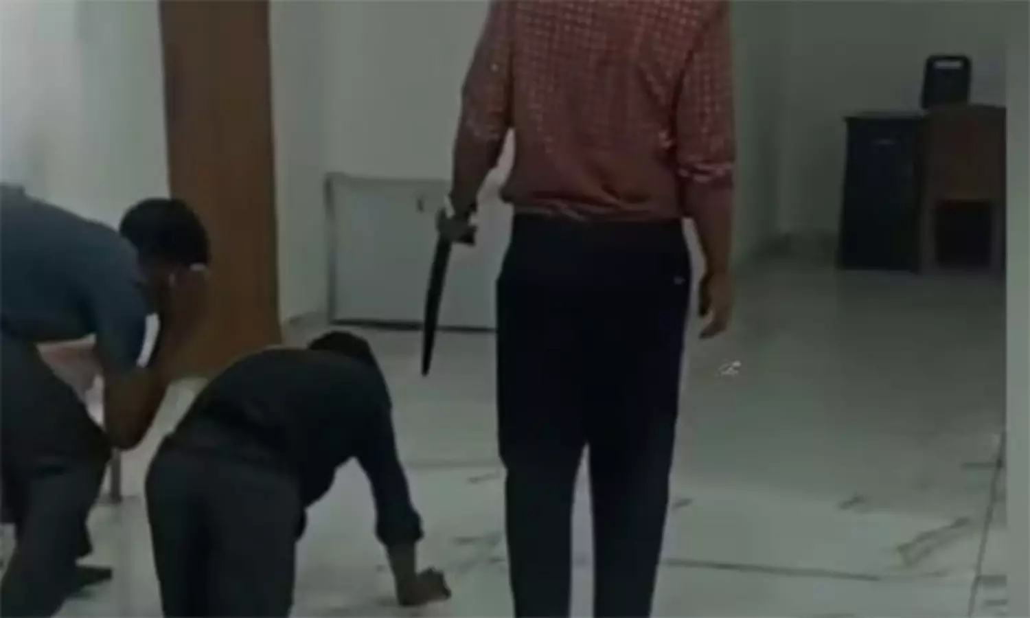 ఉద్యోగులకు గొలుసులు కట్టి కుక్కల్లా నడిపించిన ప్రైవేటు కంపెనీ