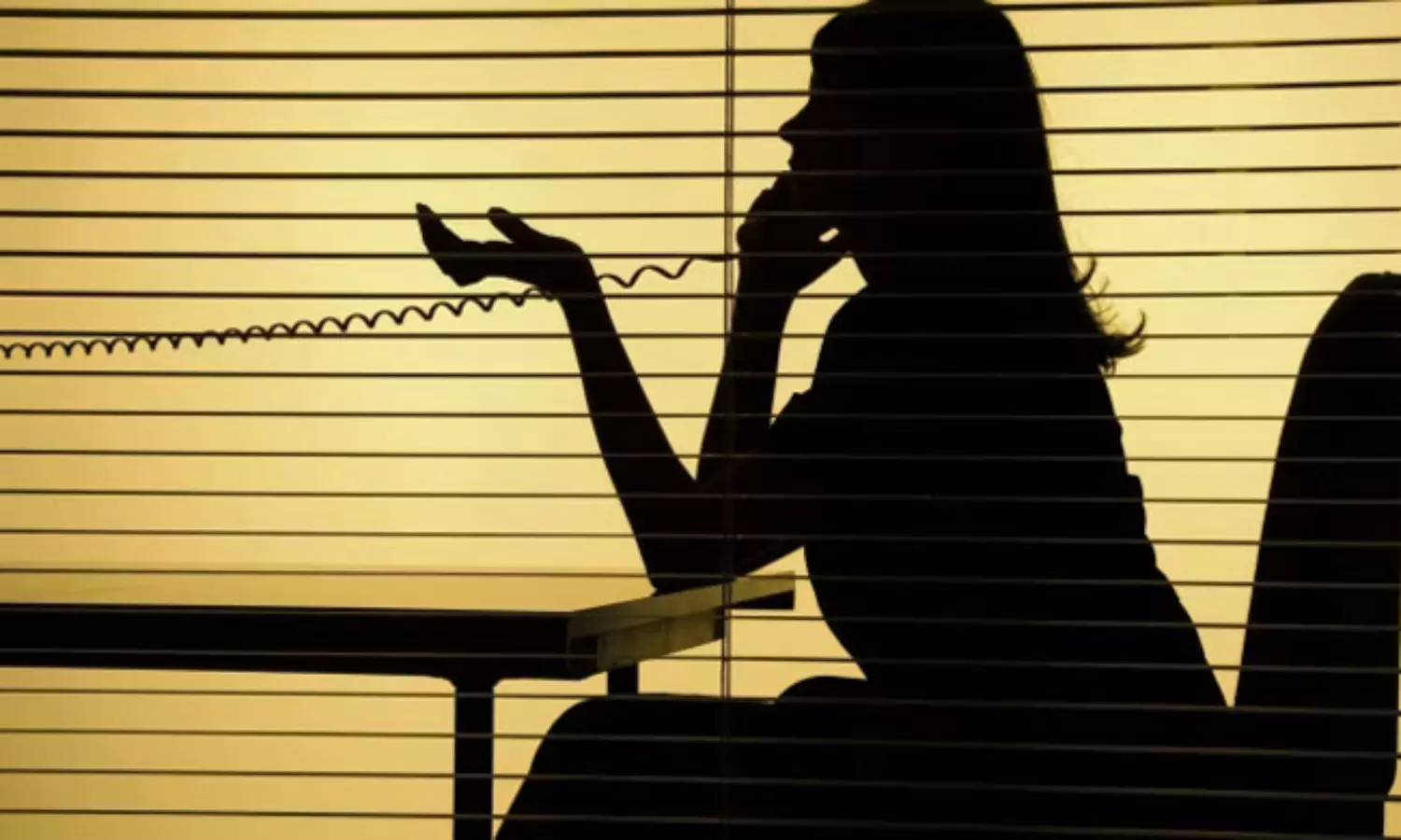 పాట పిచ్చి పీక్స్‌లో ఉందిగా.. టీవీ వాళ్లకు చుక్కలు చూపించిన మహిళ!