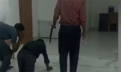 ఉద్యోగులకు గొలుసులు కట్టి కుక్కల్లా నడిపించిన ప్రైవేటు కంపెనీ ఉద్యోగులకు గొలుసులు కట్టి కుక్కల్లా నడిపించిన ప్రైవేటు కంపెనీ