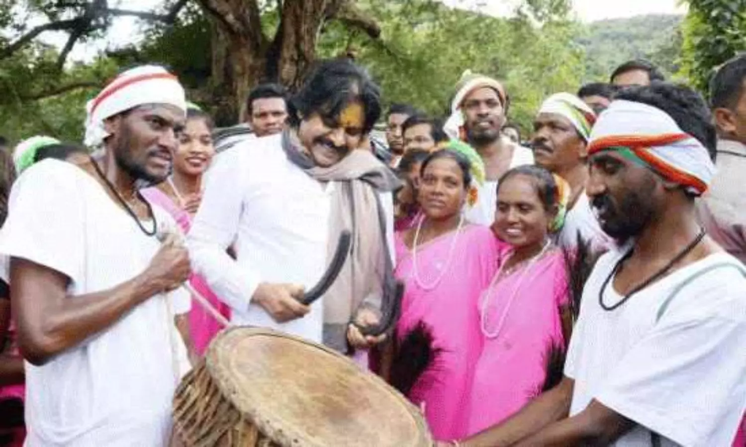 అడవి బాట.. వైసీపీ ఓటు బ్యాంకుకు చిల్లు.. ! అడవి బాట.. వైసీపీ ఓటు బ్యాంకుకు చిల్లు.. !