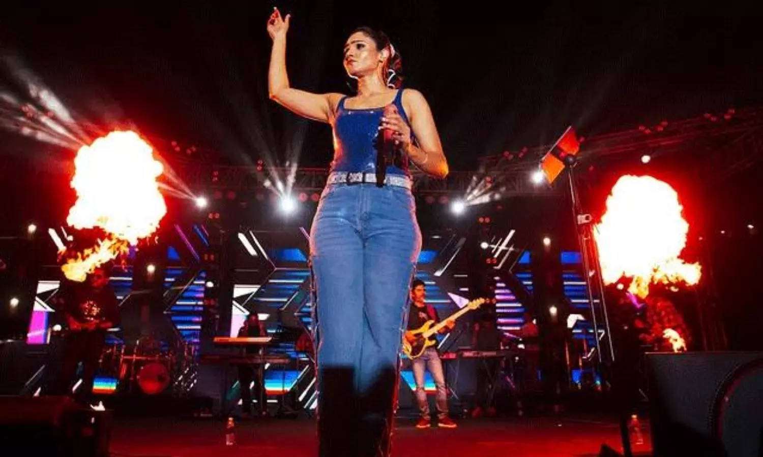 మెడికల్ కాలేజ్లో గాయని మెరుపులు మెడికల్ కాలేజ్లో గాయని మెరుపులు