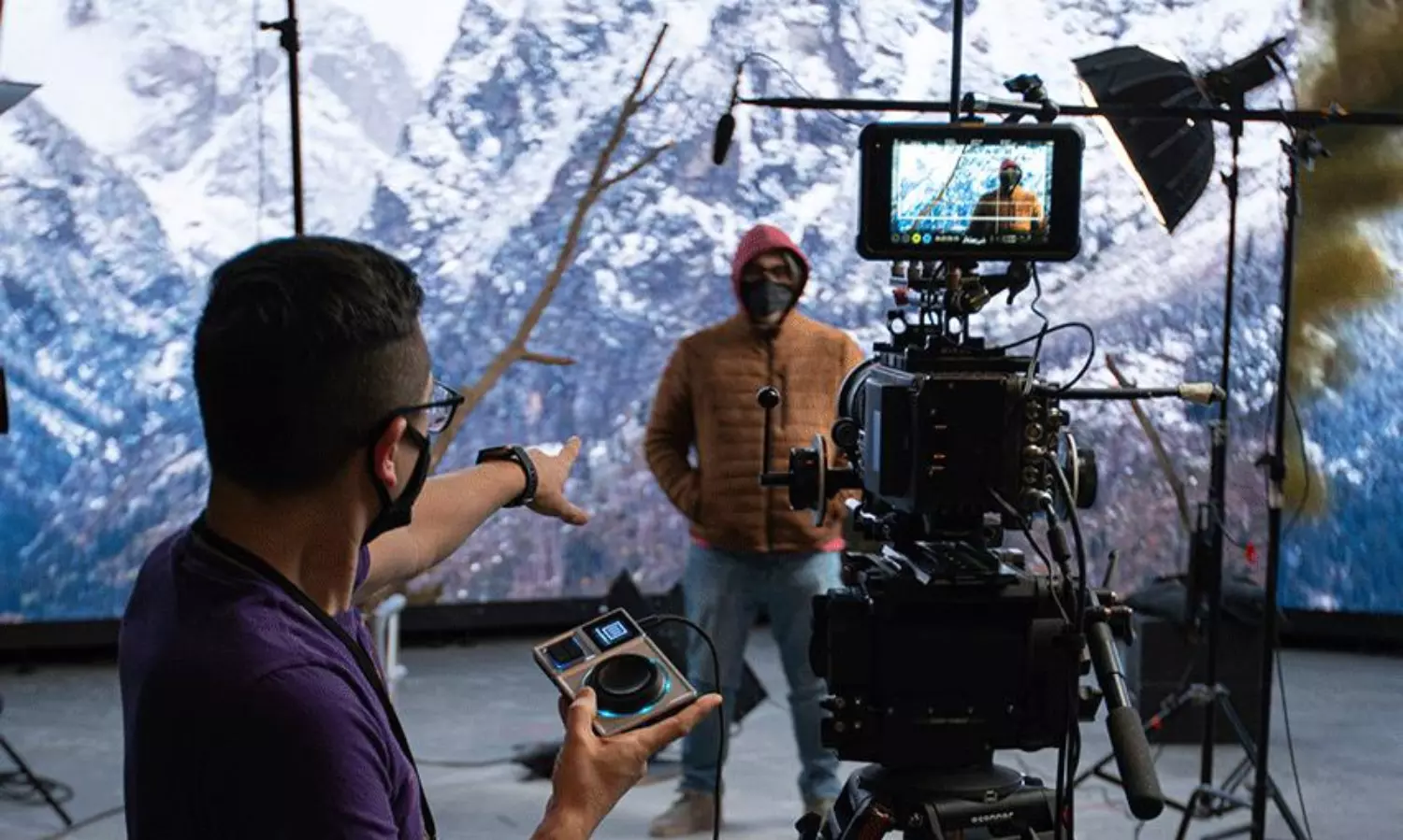 టాలీవుడ్ మాస్ ని రౌండప్ చేసిన బాలీవుడ్! టాలీవుడ్ మాస్ ని రౌండప్ చేసిన బాలీవుడ్!