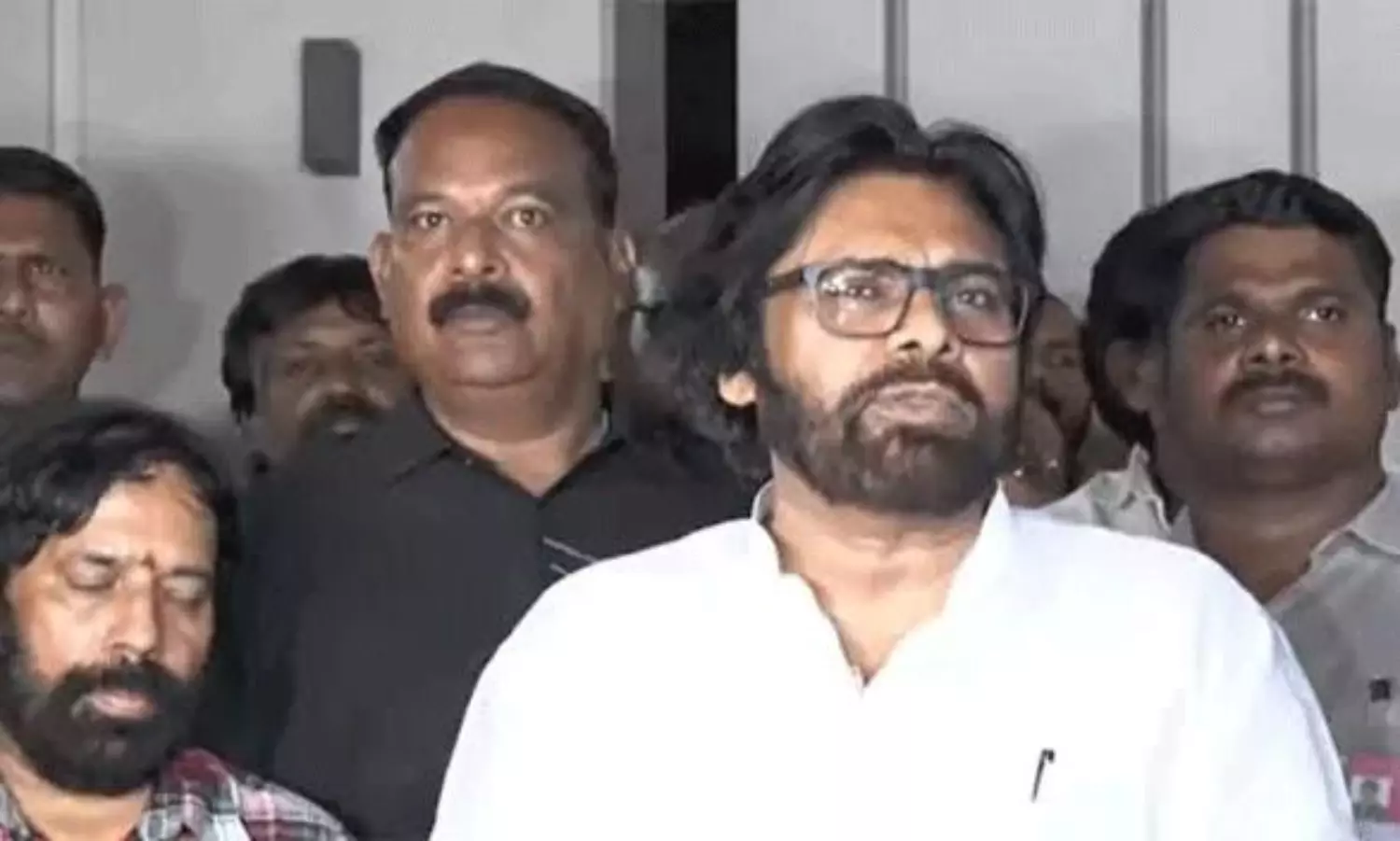 పెద్ద కుమారుడి బర్త్ డే రోజే చిన్న కుమారుడికి ఇలాంటి పరిస్థితి.. పవన్ ఆవేదన పెద్ద కుమారుడి బర్త్ డే రోజే చిన్న కుమారుడికి ఇలాంటి పరిస్థితి.. పవన్ ఆవేదన