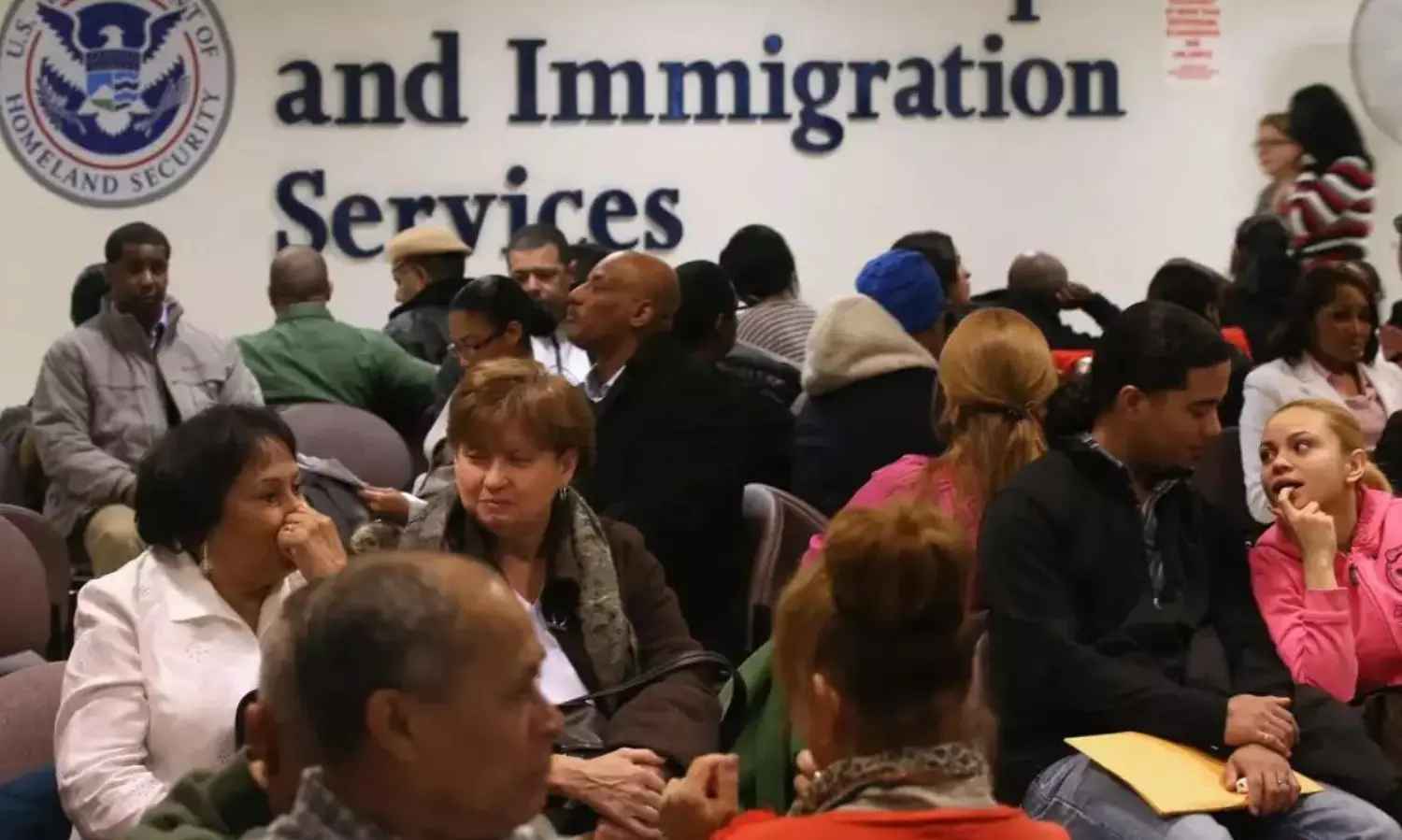 అమెరికా హఠాత్తుగా విద్యార్థి వీసాలను ఎందుకు రద్దు చేస్తోంది?