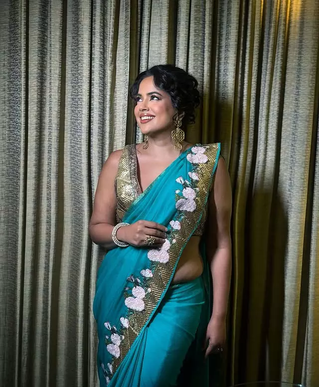 Sameera Reddy wins Golden Icon Award and stuns in turquoise saree