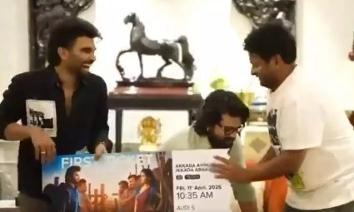 సత్య కాళ్లపై పడబోయిన చరణ్.. వ్వాటే సింప్లిసిటీ సత్య కాళ్లపై పడబోయిన చరణ్.. వ్వాటే సింప్లిసిటీ