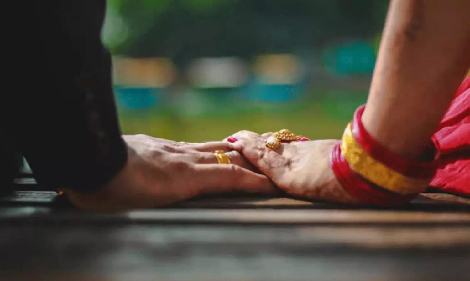 పెళ్లికి పది రోజుల ముందు ఊహించని ట్విస్ట్.. పెళ్లి కొడుకుతో అత్త పరార్!