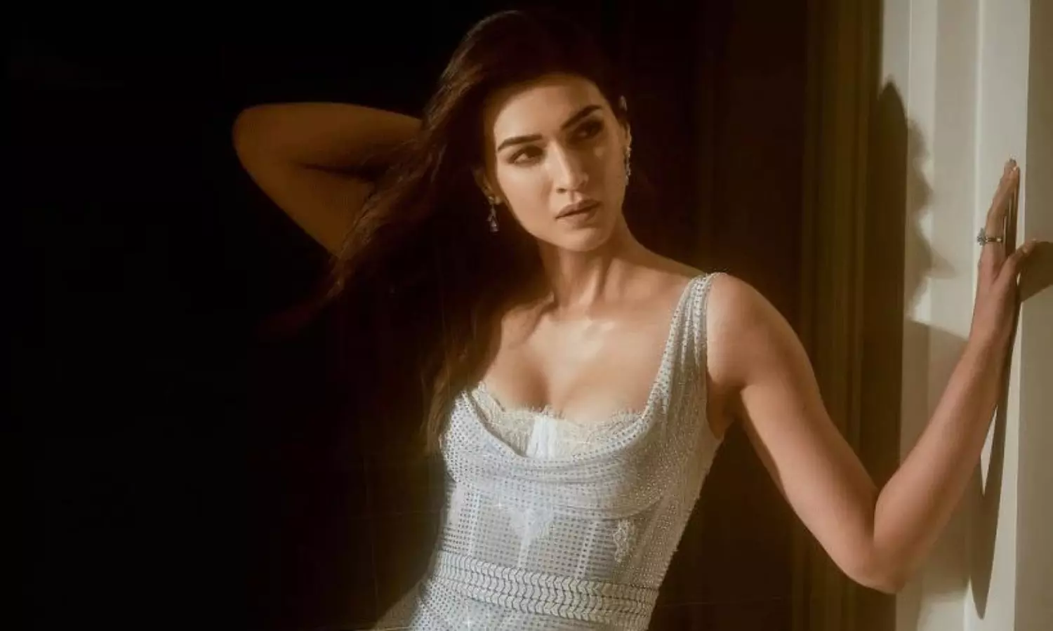 పిక్‌టాక్‌ : టైట్‌ డ్రెస్‌లో అందాల కృతి