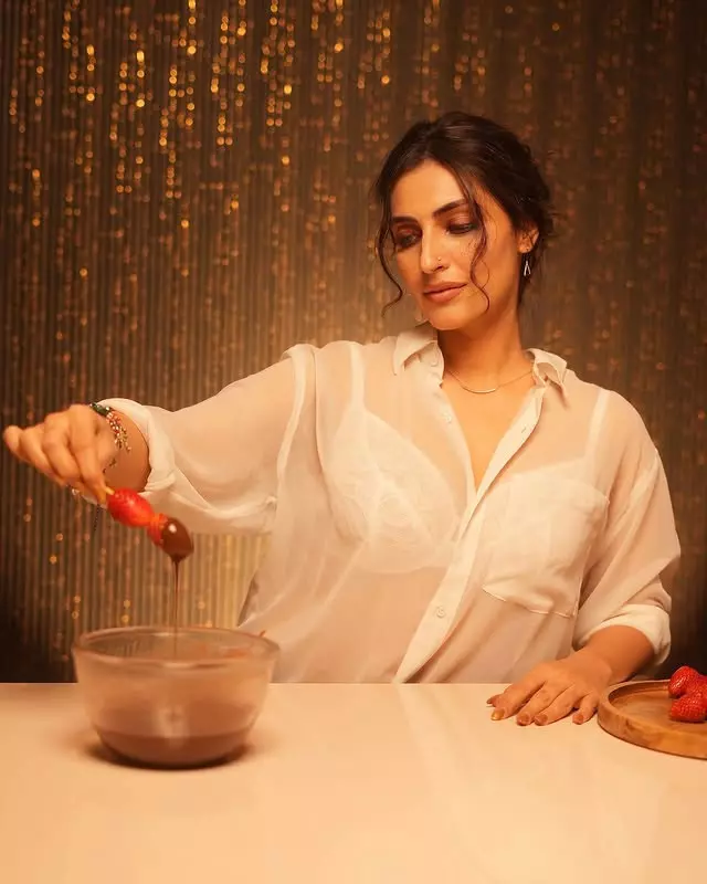 Poised In White, Sweet at Heart: Shivangi’s Stylish Flavor