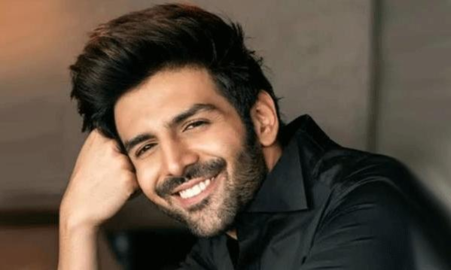 యంగ్ హీరో నాగుపాముల ప్ర‌పంచం!