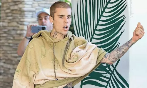 ఫోటోగ్రాఫ‌ర్ల‌పై విరుచుకుప‌డ్డ గాయ‌కుడు