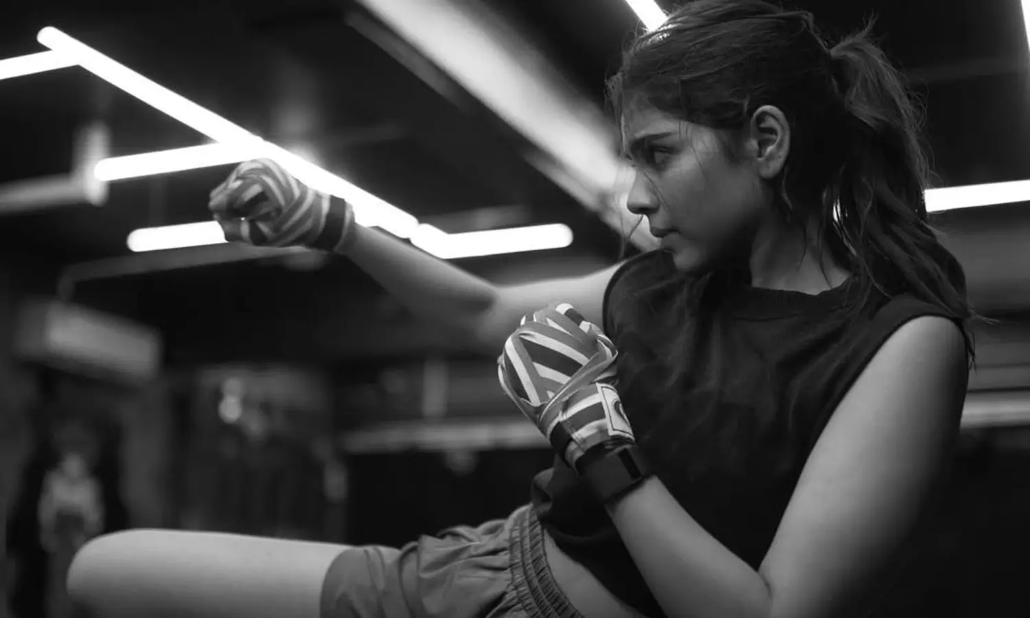 కిక్లు పంచ్లతో ఝడిపిస్తున్న నటి కిక్లు పంచ్లతో ఝడిపిస్తున్న నటి