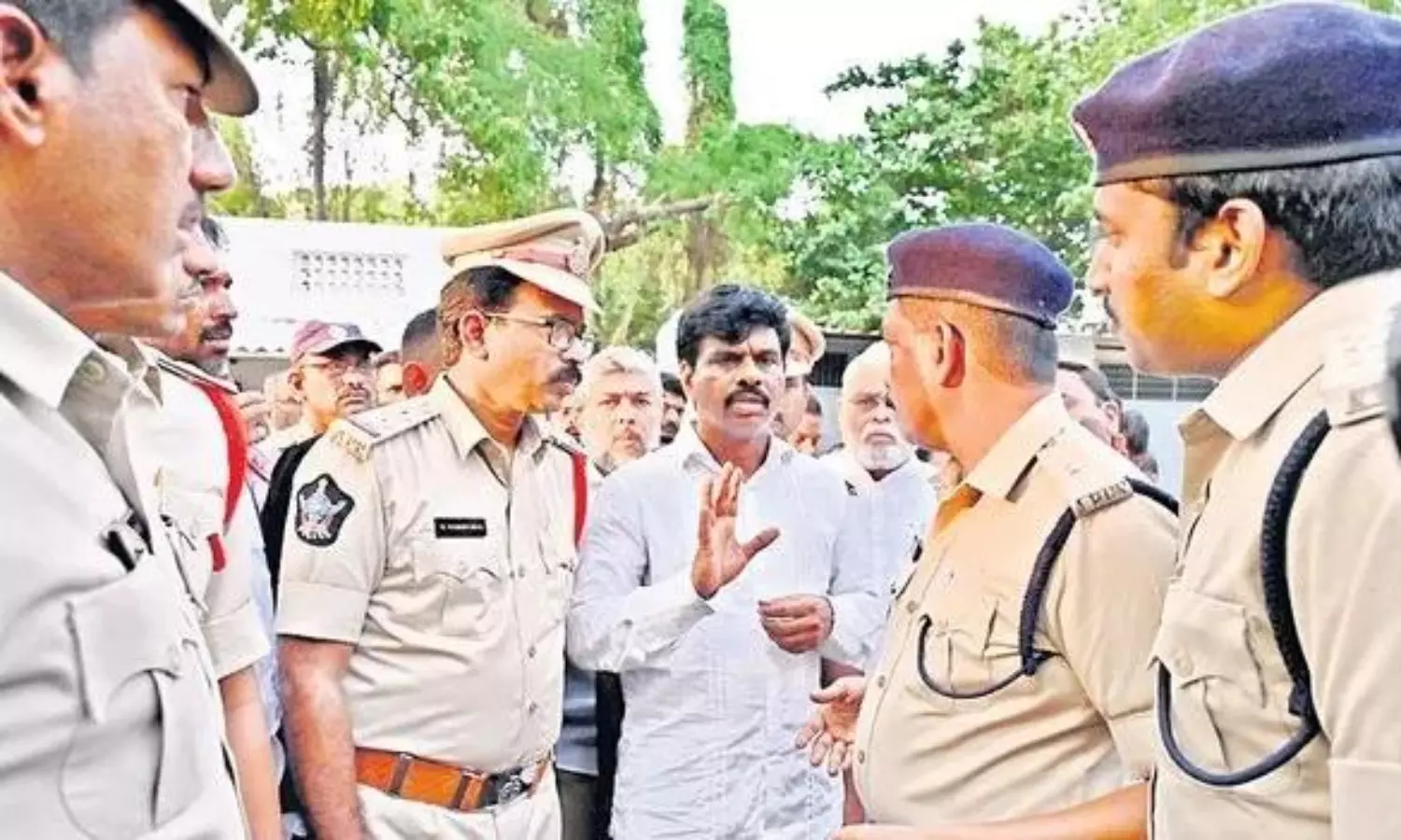 రచ్చరచ్చ.. పోలీసులపై గోరంట్ల మాధవ్ జులుం.. రచ్చరచ్చ.. పోలీసులపై గోరంట్ల మాధవ్ జులుం..