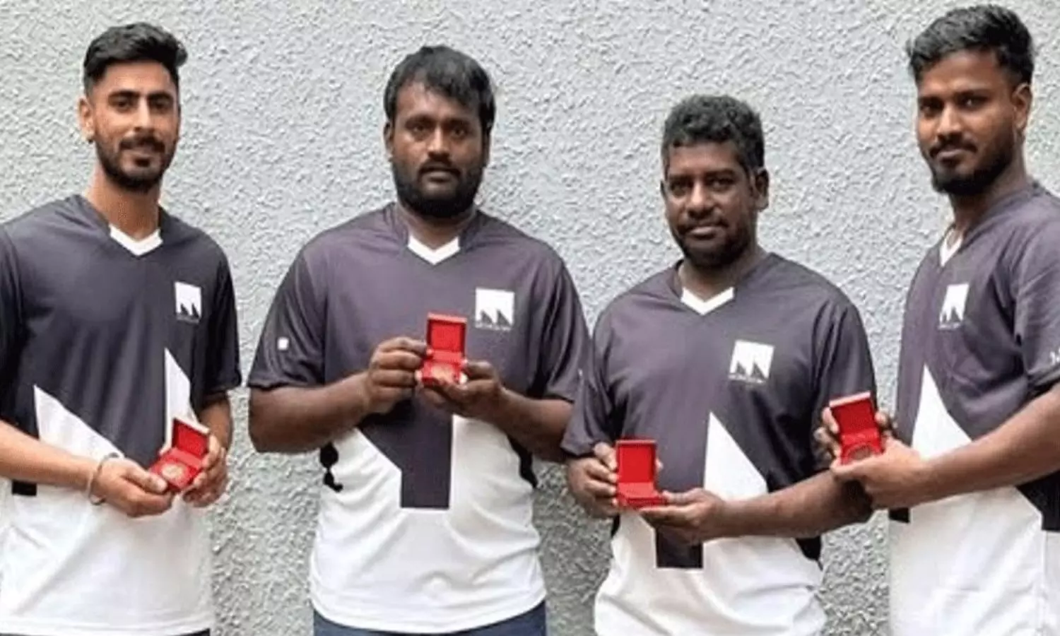 పవన్ కుమారుడిని కాపాడిన కార్మికులకు సన్మానం పవన్ కుమారుడిని కాపాడిన కార్మికులకు సన్మానం