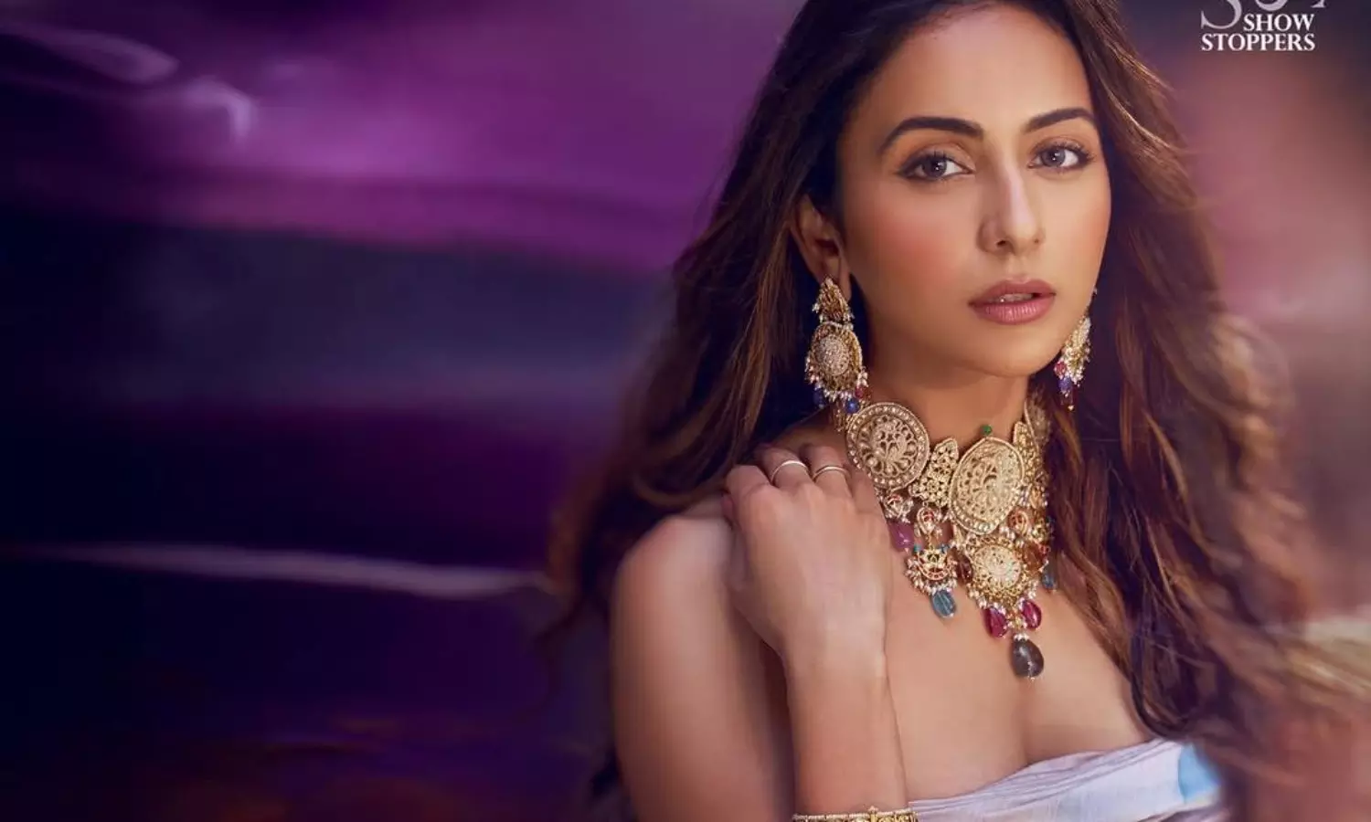 పిక్టాక్ : కవర్ పేజ్పై స్టైలిష్ అందాల రకుల్ పిక్టాక్ : కవర్ పేజ్పై స్టైలిష్ అందాల రకుల్