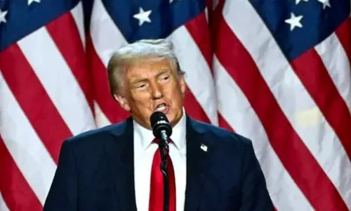 ట్రంప్ ఇన్సైడర్ ట్రేడింగ్ పై విచారణ.. సెనెటర్ల సంచలన ఆరోపణలు