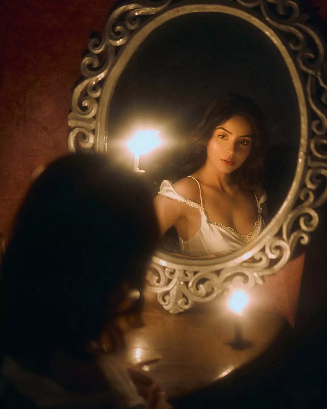 Kashmira Pardeshi glows in vintage mirror style