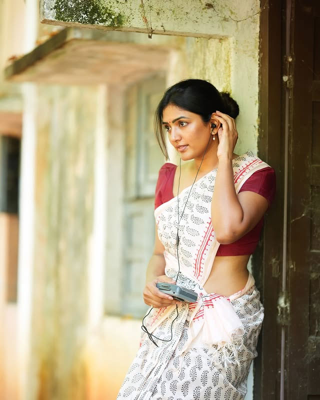 Eesha Rebba’s vintage vibe in vintage saree