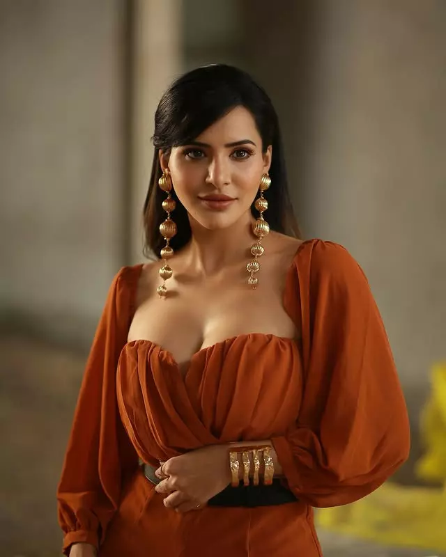 Ashu Reddy Slaying in Style