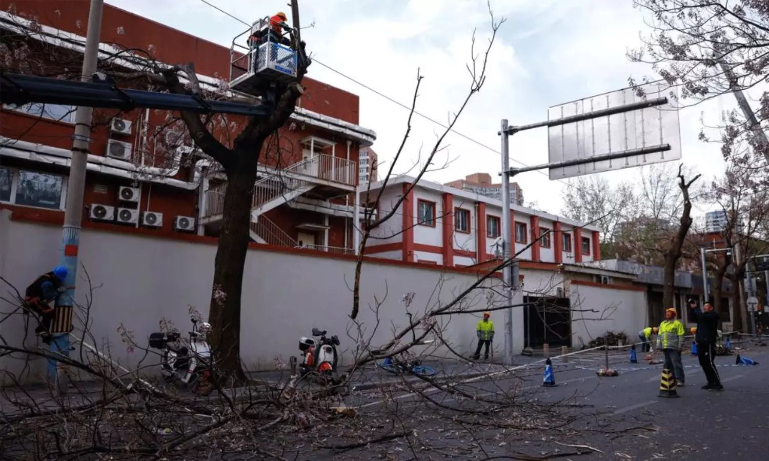 చైనాలో రాకాసి గాలులు.. 50కేజీలు తక్కువ ఉంటే ఎగిరిపోవటమేనట చైనాలో రాకాసి గాలులు.. 50కేజీలు తక్కువ ఉంటే ఎగిరిపోవటమేనట