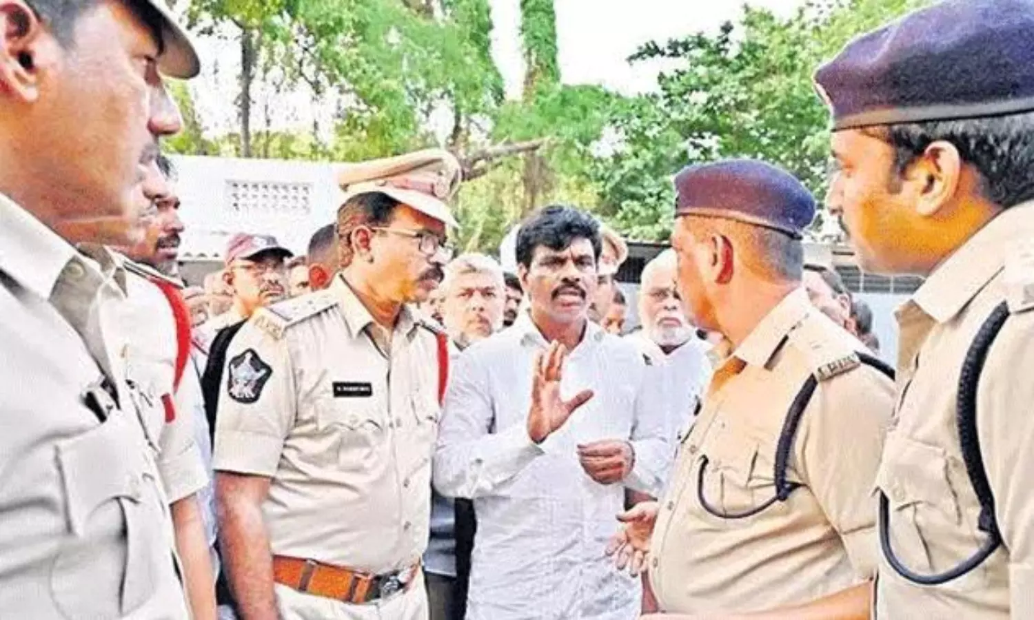 Guntur Police Face Music After Escort Fiasco Guntur Police Face Music After Escort Fiasco