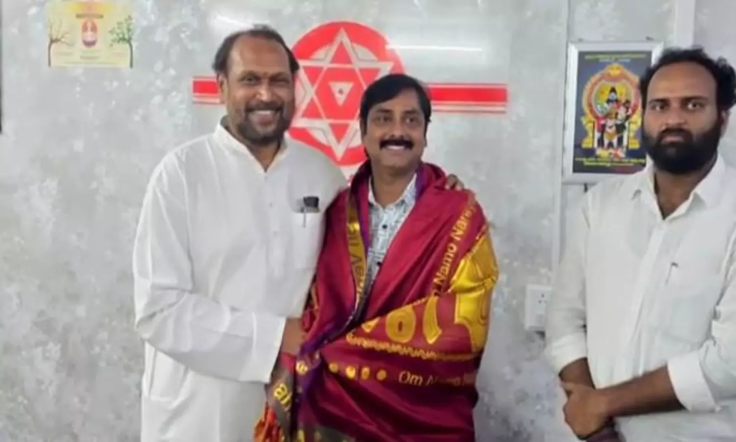 తండ్రి ఓడించారు...కొడుకు అదే జెండా పట్టుకున్నారు