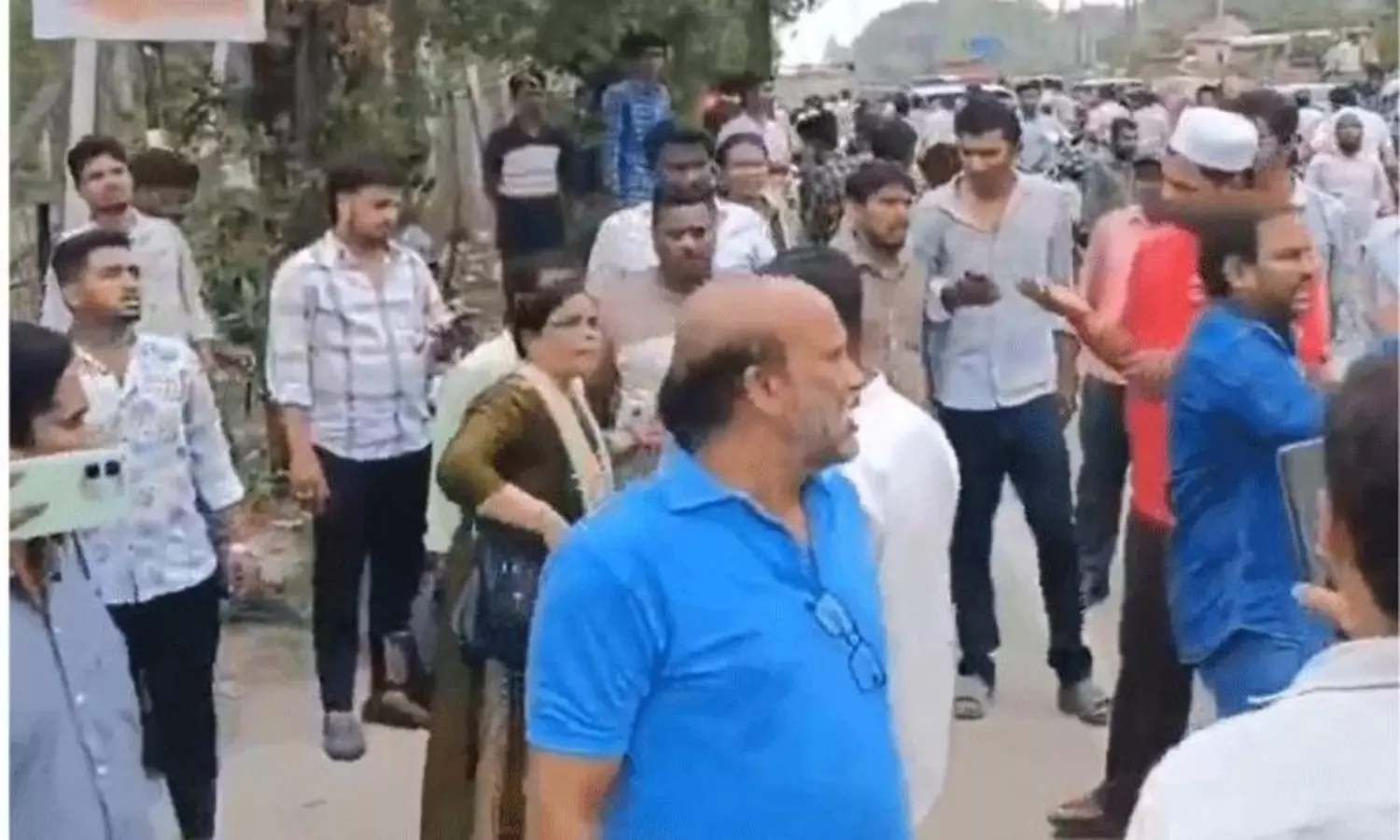 చలానా కోసం పోలీసు ఆరాటం.. కింద పడిన వాహనదారుడిపై ఆర్టీసీ బస్సు!